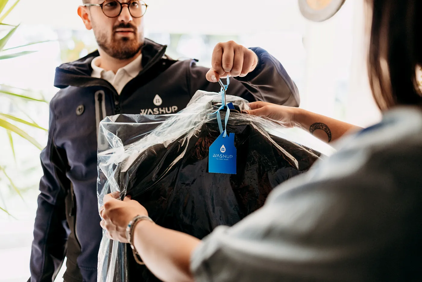 Federico, operatore WashUp, consegna i capi puliti e protetti al cliente